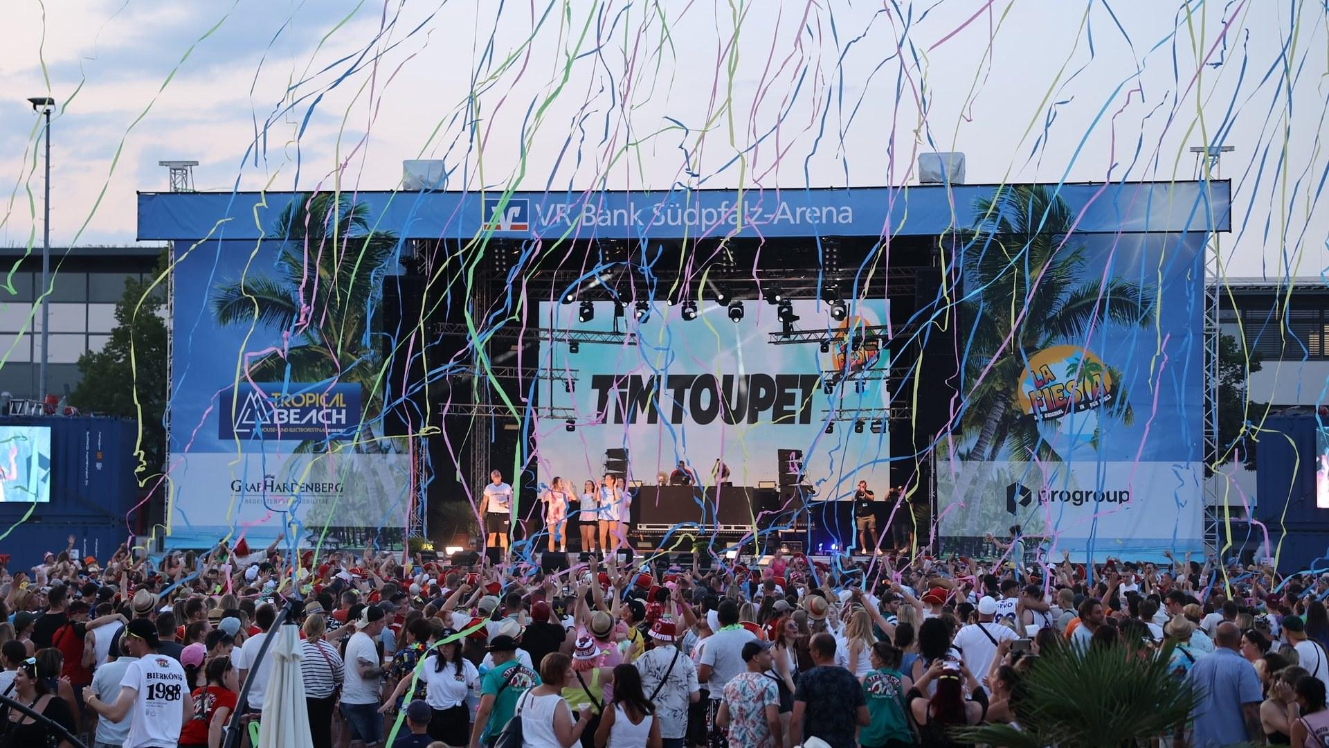 Konfettiregen über der Festivalbühne auf dem Neuen Messplatz
